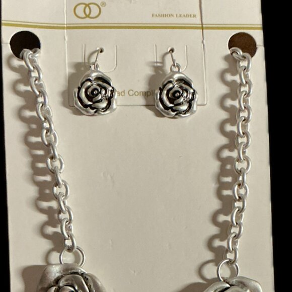 SILVER TONE ROSE FLOWER NECKLACE W/EARRINGS (NWT) - Picture 2 of 2